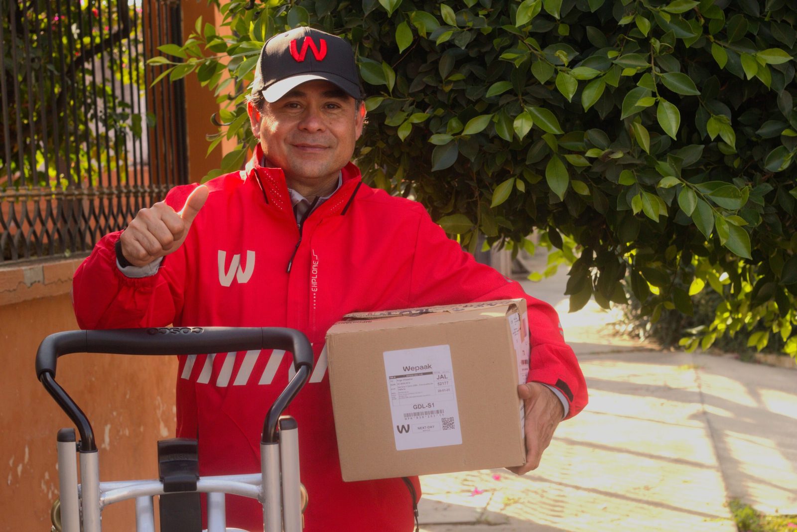 Repartidor de Wepaak entregando un paquete en Guadalajara